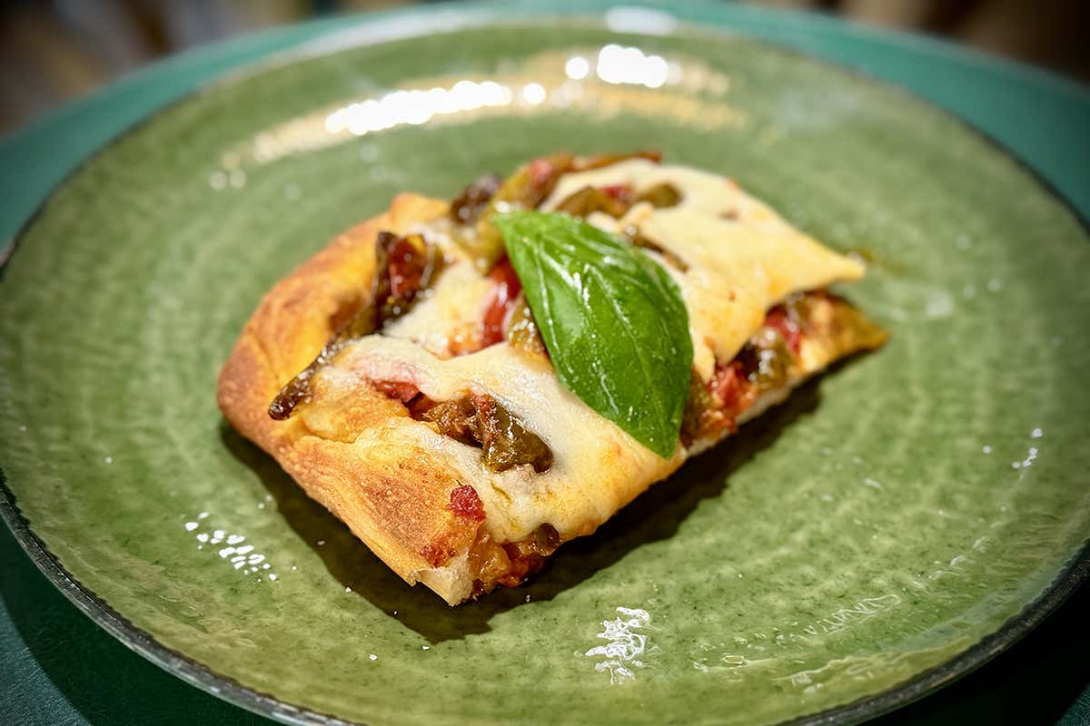 Pizza in teglia con puparulillo ro ciumm, fiordilatte e Pomodorino del Piennolo del Vesuvio Dop