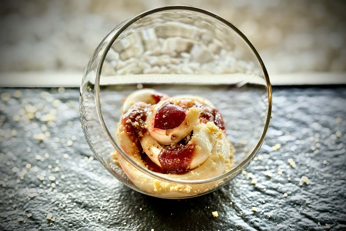 Dulcis in fundo: briciole di pasta frolla, mousse al mascarpone e confettura di ciliegie.