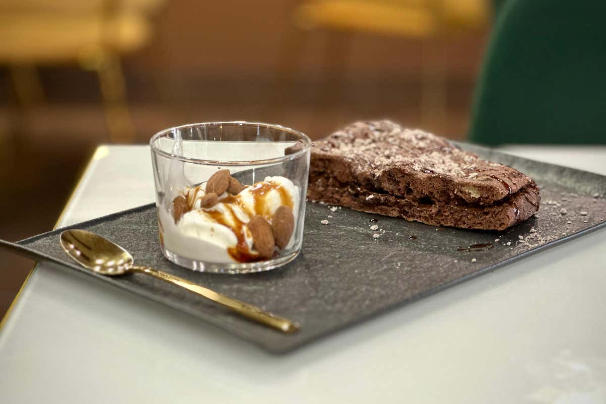 Padellino dolce al cacao, con fior di ricotta, mandorle e caramello salato