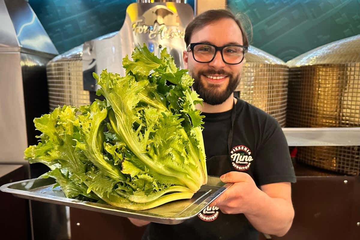 Nino Pannella con la Paparegna, una particolare scarola della zona di Acerra