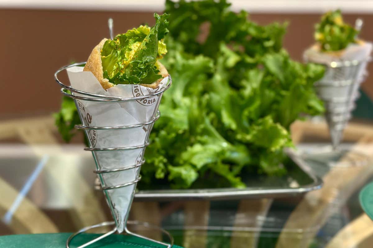 Minicalzone fritto farcito con paparegna, fagiolo dente di morto e succo di mandarino flegreo