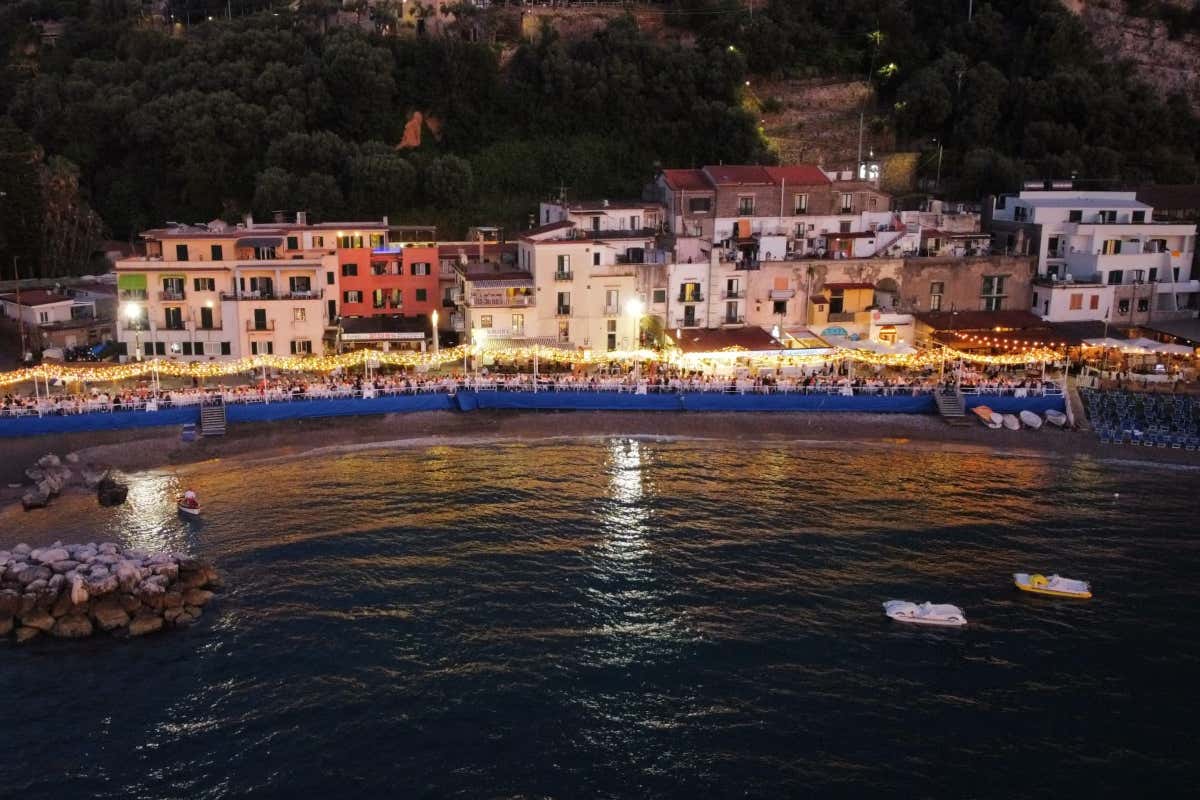 Una splendida vista notturna del porto di Marina di Puolo