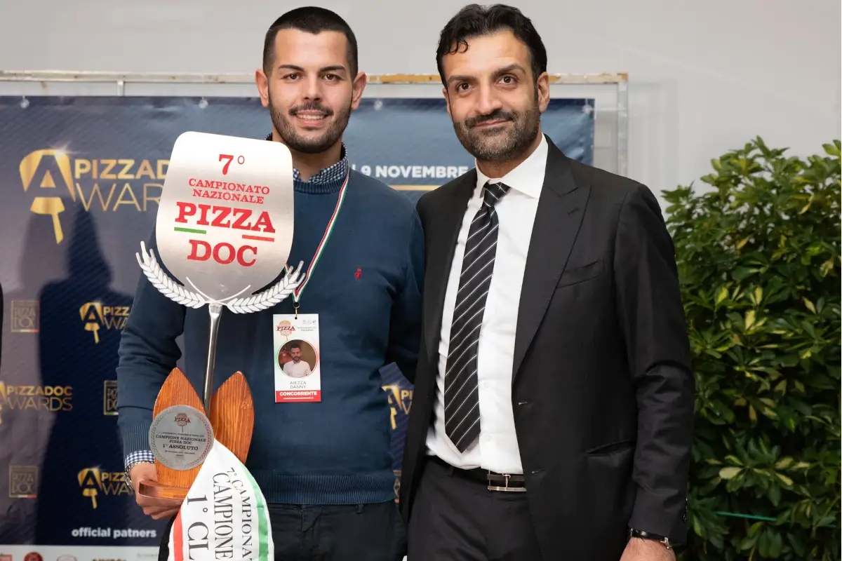 Dany Aiezza, vincitore della scorsa edizione, con Antonio Giaccoli, presidente dell&rsquo;Accademia Nazionale Pizza Doc A Paestum arriva il Campionato Nazionale Pizza Doc