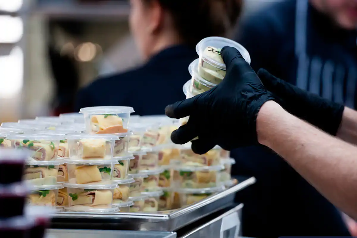 Piatti ottimizzati per il trasporto: essenziali per il successo di una dark kitchen Dark kitchen di successo? Servono le attrezzature giuste