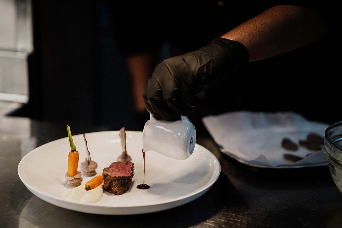 Un raffinato piatto di carne della proposta gourmet serale, dove la tradizione altoatesina incontra influenze mediterranee