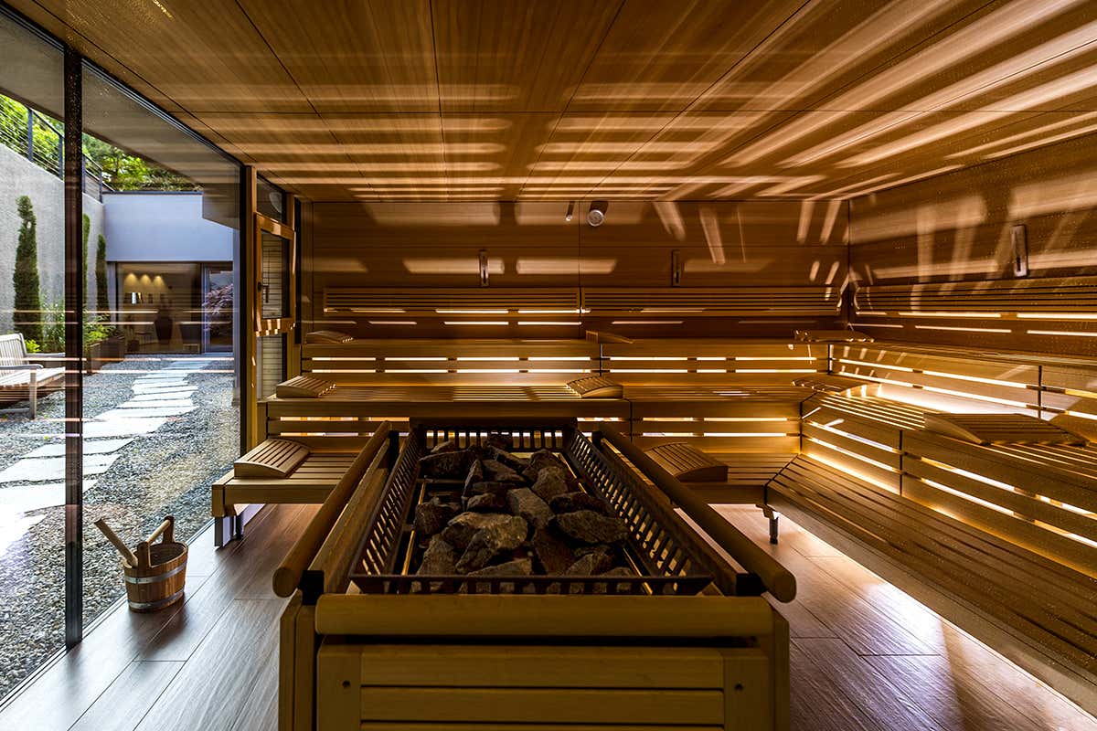 La sauna finlandese panoramica, dove il calore rigenerante si accompagna alla splendida vista sul paesaggio esterno