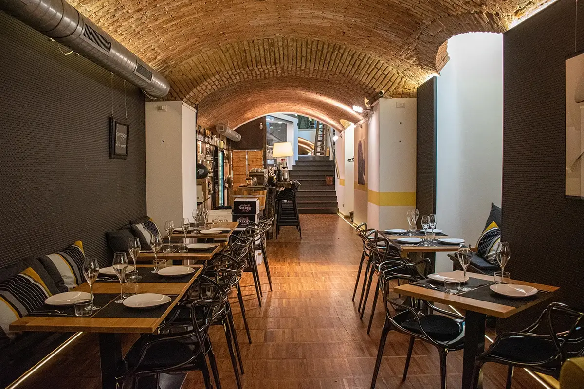 Il bistrot, con la grande scala all&rsquo;ingresso Una champagneria (popolare) a Milano