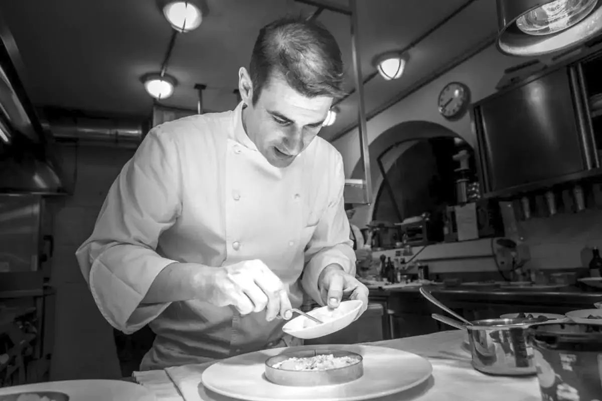 Davide Rangoni in cucina Cucina stellata ad alta quota: lo chef Davide Rangoni amplia l&rsquo;offerta