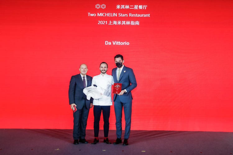 La premiazione di Stefano Bacchelli (al centro) ed Enrico Guarnieri (a destra) - Vittorio Shanghai, seconda stella La Michelin premia l'Italia