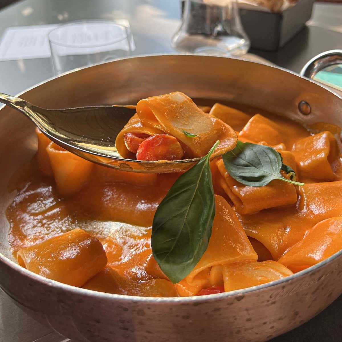 Paccheri alla Vittorio, con pasta di Gragnano, sugo ottenuto da tre varietà di pomodoro - San Marzano, datterino di Pachino e cuore di bue - con basilico e una mantecatura a freddo con Parmigiano Reggiano