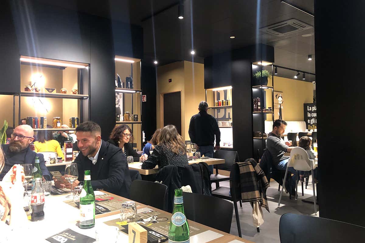 L'interno della nuova pizzeria bolognese La pizza gourmet di DaZero arriva a Bologna