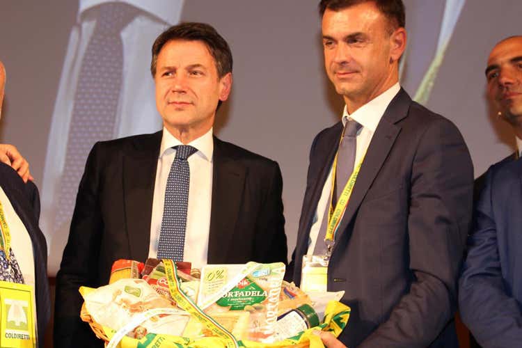 Prodotti di falso Made in Italy consegnati al Premier Giuseppe Conte da Ettore Prandini (I dazi Usa e il falso Made in Italy Coldiretti: Arriverà a 24 miliardi)