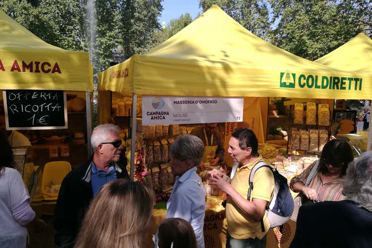 Il villaggio della Coldiretti sarà aperto fino a domani (Dazi Usa sul Parmigiano Bologna invasa dai produttori)