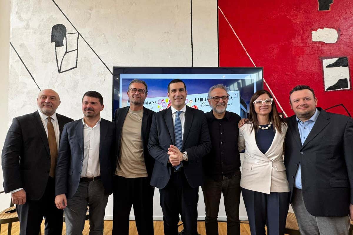 Vinitaly, per l'Emilia-Romagna 90 espositori e Carlo Cracco in cucina Vinitaly, per l'Emilia-Romagna 90 espositori e Carlo Cracco in cucina