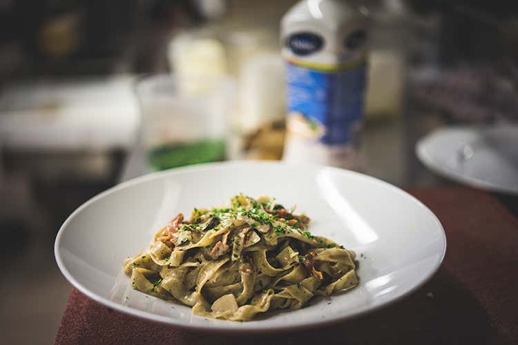 (Tagliatelle di pasta fresca con funghi porcini, speck e Panna Debic) (Tagliatelle di pasta fresca con funghi porcini, speck e Panna Debic)