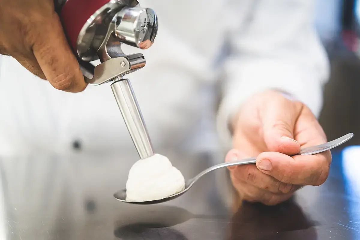 Come realizzare una perfetta [spuma a caldo] con il sifone?