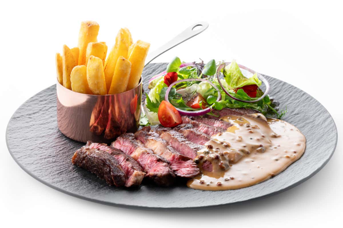La Ribeye stagionata a secco con salsa cremosa al pepe affumicato