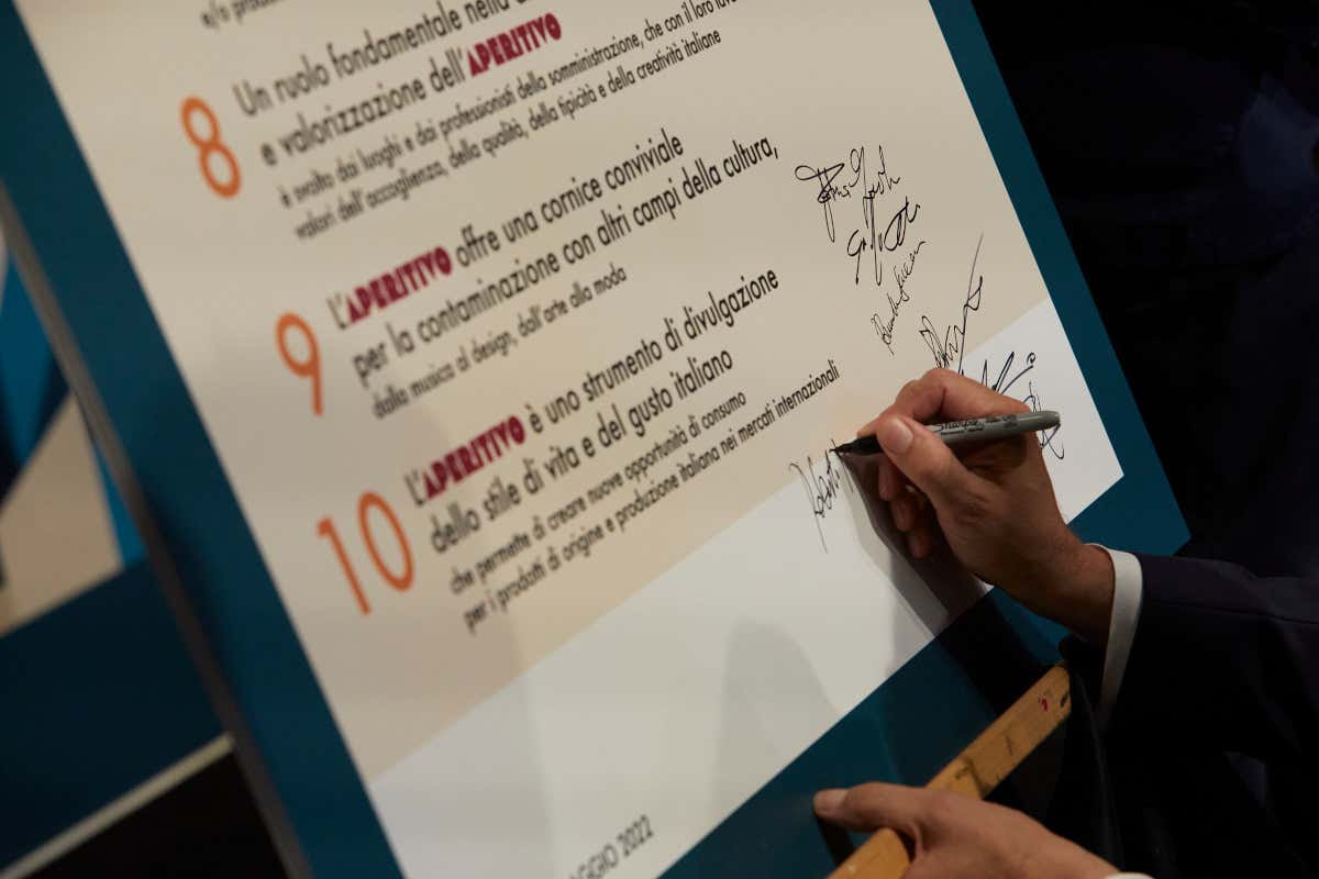 Ecco il decalogo dell’aperitivo perfetto, icona del Made in Italy nel mondo