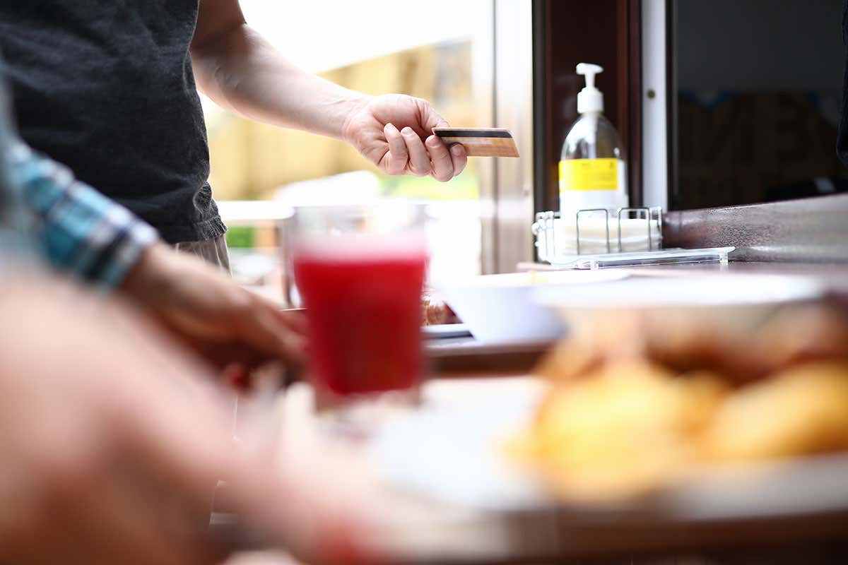 Dalla sospensione del cashback potrebbero arrivare 2-3 miliardi in più Il decreto Sostgeni è in ritardo Cashback e fisco i nodi da risolvere