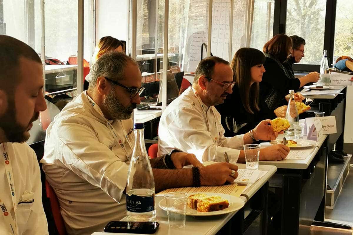 I giudici impegnati nella fase di assaggio Il miglior Panettone d'Autore del Richmont Club Italia parla veneziano I giudici impegnati nella fase di assaggio Il miglior Panettone d'Autore del Richmont Club Italia parla veneziano