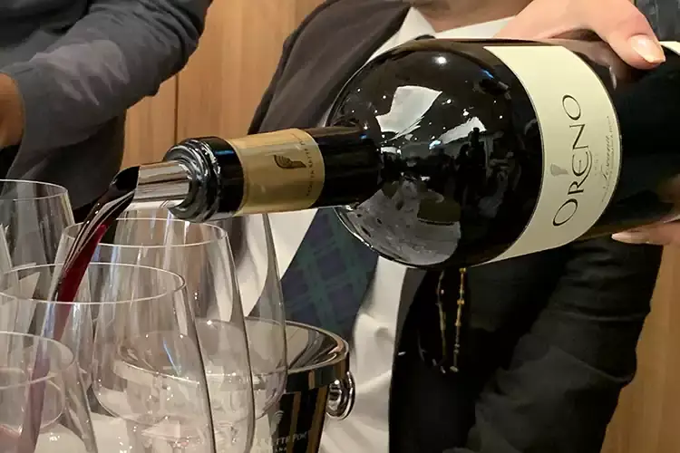Degustazione con bottiglie Mangum Oreno festeggia le sue prime venti annate