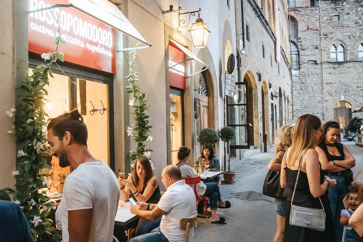 lo spazio all'apeeto di RossoPomodoro a Firenze in periodo pre-covid [RossoPomodoro apre e traccia la via]. Spera sull'anticipo per l'interno
