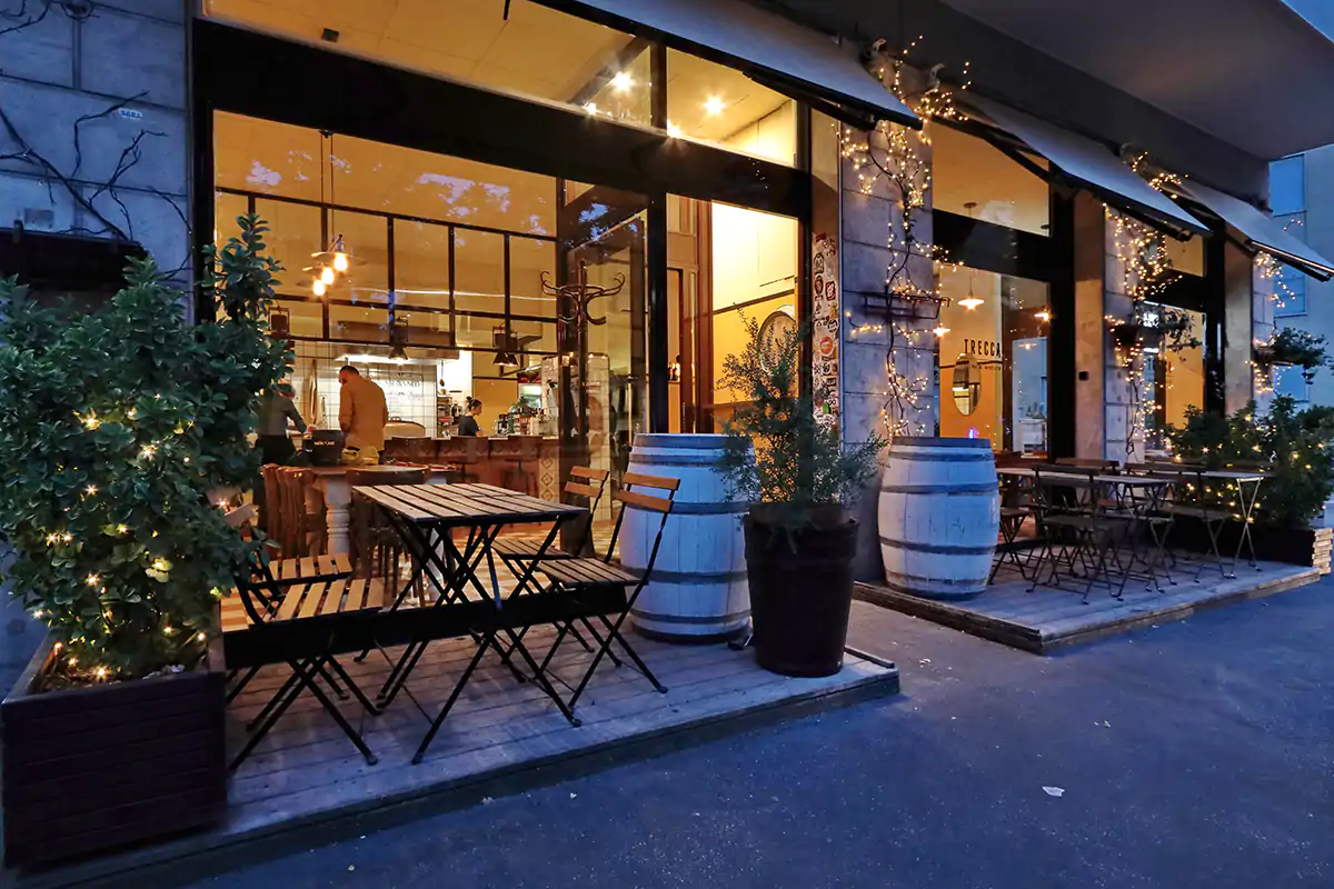 Milano, dehors verso la chiusura a mezzanotte. Bar e ristoranti contrari