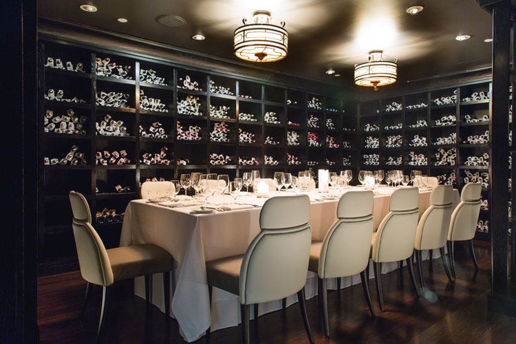 Una sala del ristorante Del Posto e le sue bottiglie - A New York un'asta milionaria di 30mila bottiglie di vino italiano