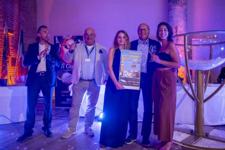 Helmut Gangl premiato Il Trentodoc “Rondò” di Delaiti superstar a Venezia Helmut Gangl premiato Il Trentodoc “Rondò” di Delaiti superstar a Venezia