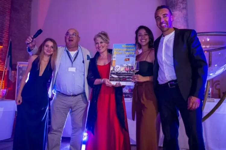 Colja Vesnaver (al centro) dell'azienda Jozko di Sgonico, premiata a Venezia Il Trentodoc &ldquo;Rond&ograve;&rdquo; di Delaiti superstar a Venezia