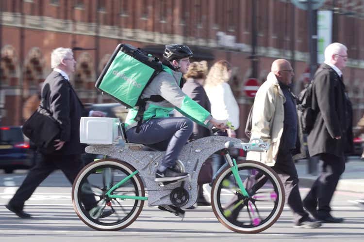 Il servizio di servizio a domicilio per le aziende compie 3 anni (Deliveroo, pranzi per mille aziendeE i ricavi s&rsquo;impennano ( 150%))