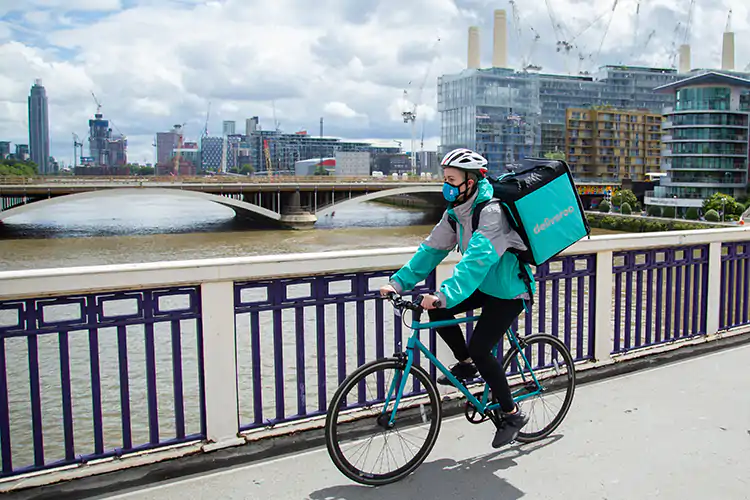 Una rider di Deliveroo Deliveroo verso la quotazione per un valore di 8-10 miliardi di euro