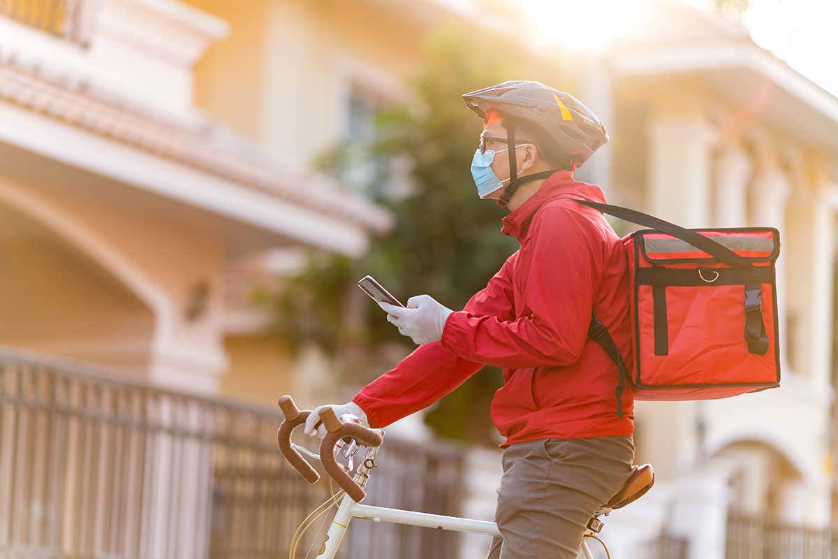 Firmato l'accordo, festeggiano 4mila rider in Italia Just Eat firma i contratti dei rider: 4mila fattorini diventano dipendenti