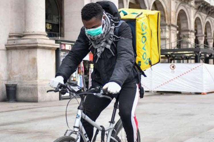 Rider con la mascherina - Costi alti e pochi controlli L’altra faccia del delivery