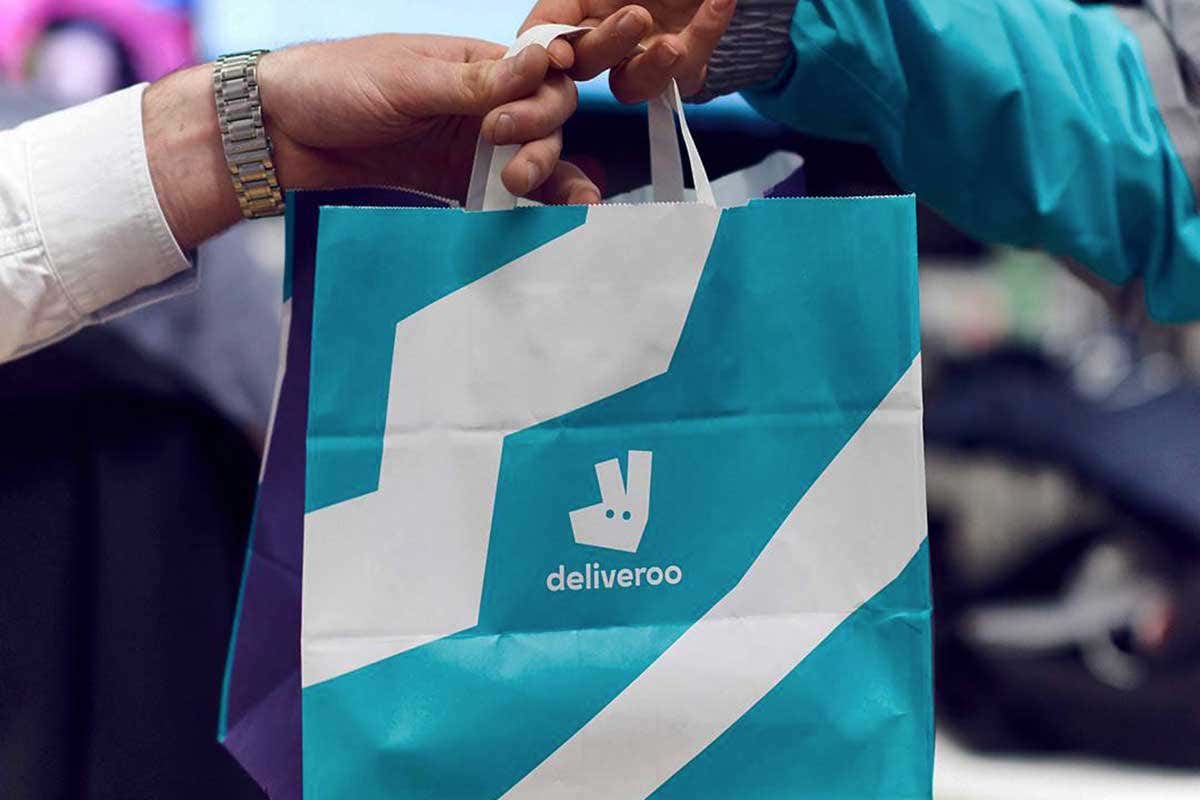 Una consegna Deliveroo Le consegne a domicilio si spostano al ... mare con Deliveroo Una consegna Deliveroo Le consegne a domicilio si spostano al ... mare con Deliveroo