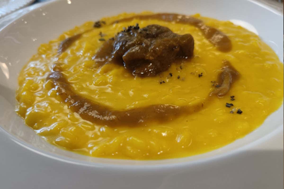 Il classico risotto alla milanese con ossobuco proposto da Il Cairoli