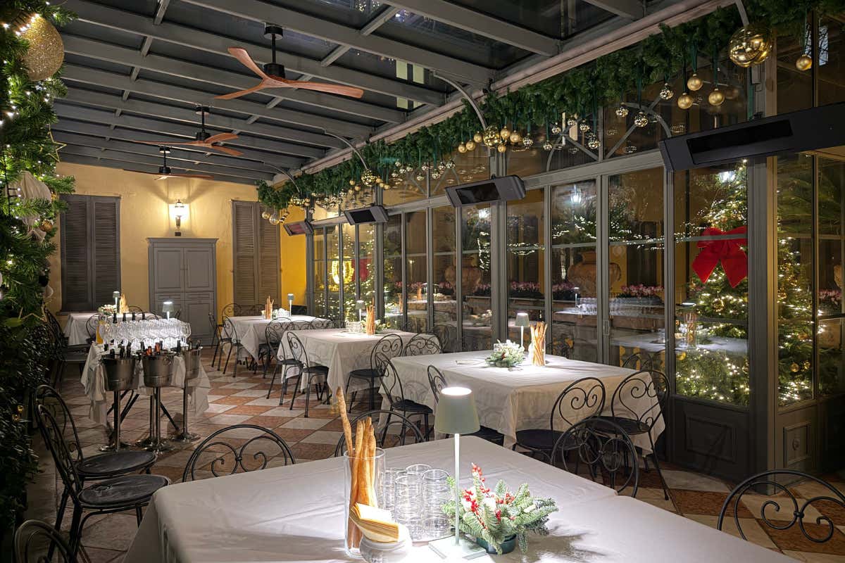 La bella sala nella terrazza verandata del ristorante Cavoli a Merenda