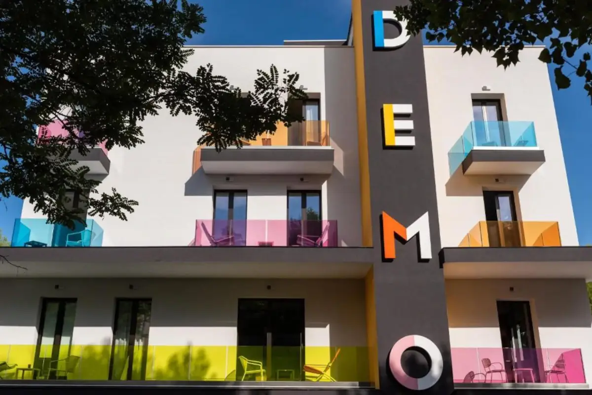 L'esterno dell'hotel Demo Design Emotion, a Rimini un soggiorno all'insegna del design italiano