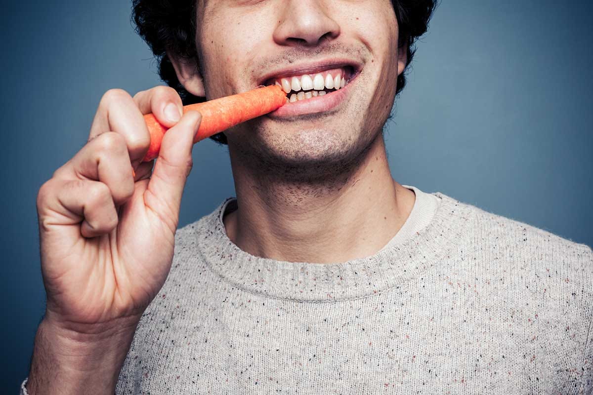 La salute dei denti comincia a tavola dove è meglio preferire verdure piene di fibre, meglio se a crudo Per denti sani e senza carie bisogna fare il pieno di verdure, meglio se crude