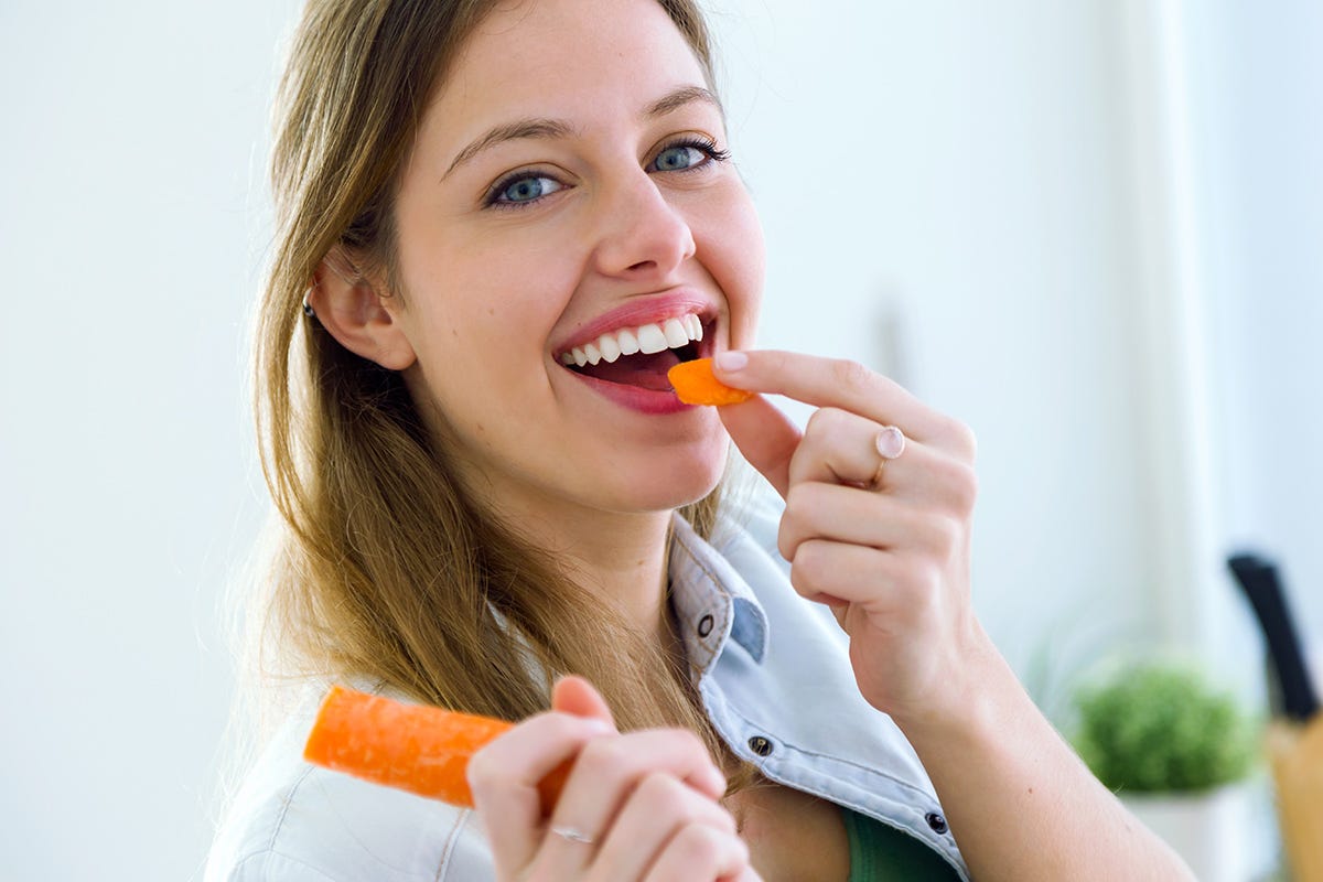 Frutta cruda per pulire la superficie Verdura cruda, pesce, formaggio e cereali integrali per mantenere sani i denti