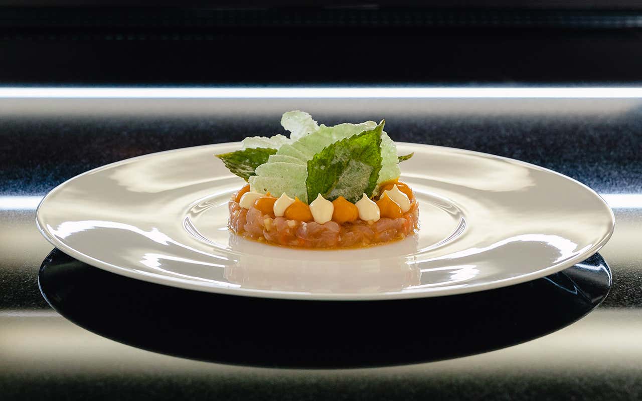 Dentice verdure e frutta, mango, tempura verde, shiso Foto: Simona Bruno Armani Hotel Milano compie 10 anni e festeggia con i piatti cult del decennio