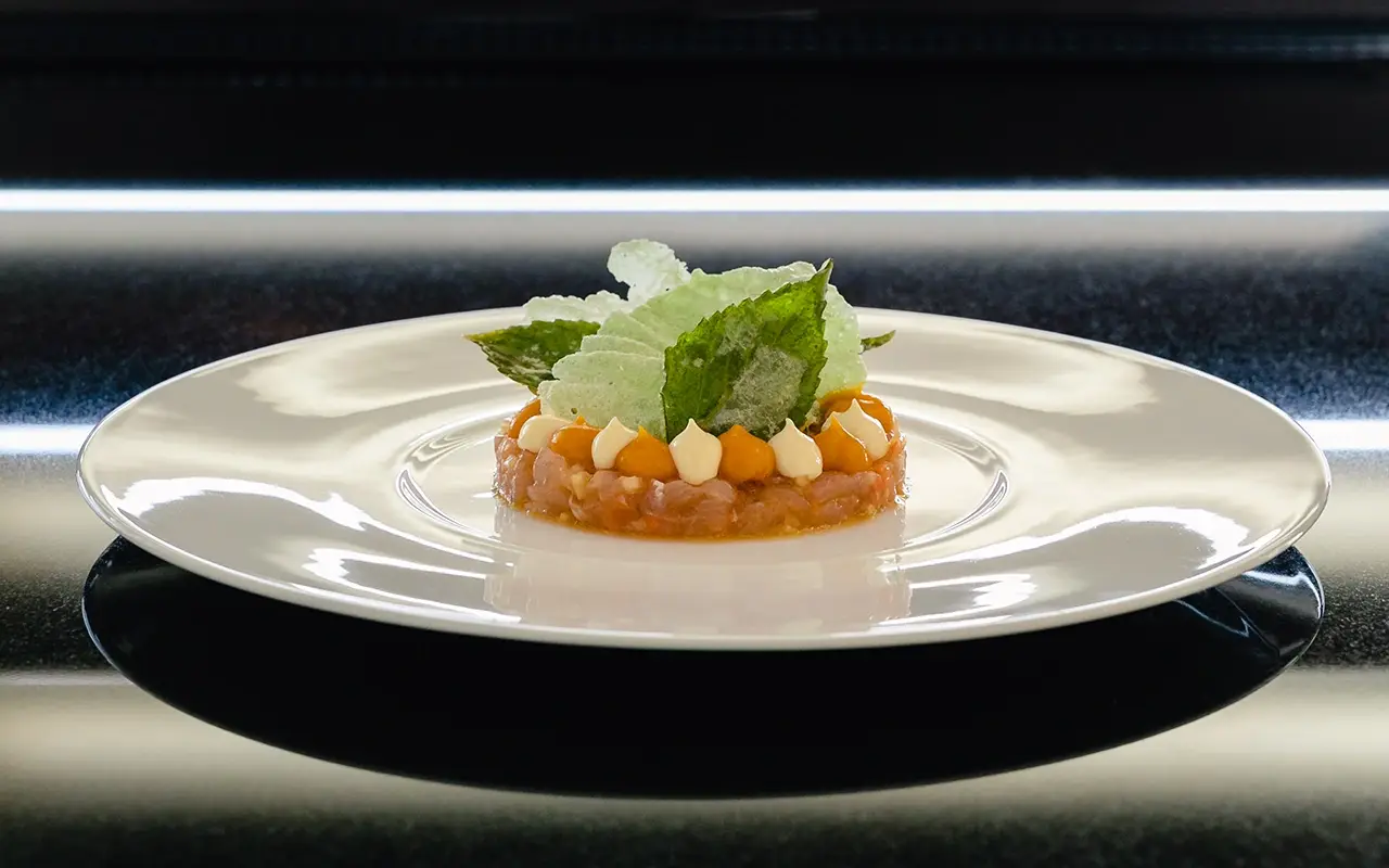 Dentice verdure e frutta, mango, tempura verde, shiso Foto: Simona Bruno Armani Hotel Milano compie 10 anni e festeggia con i piatti cult del decennio