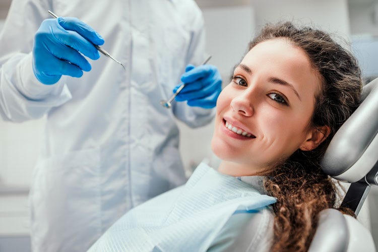 I medici consigliano una pulizia dei denti ogni sei mesi - Due visite l'anno dal dentista aiutano a preservare il sorriso