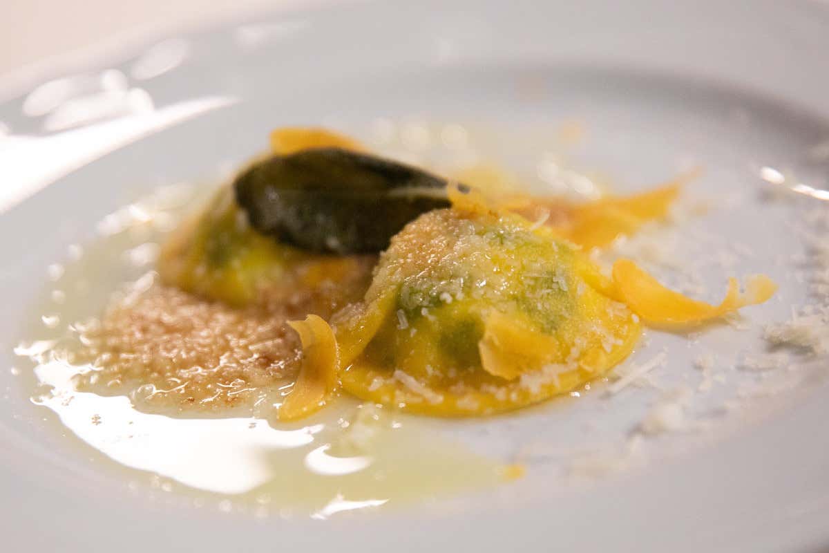Il “Raviolone di magro ma non troppo”, piatto del Buon Ricordo dell’Osteria Der Katzlmacher