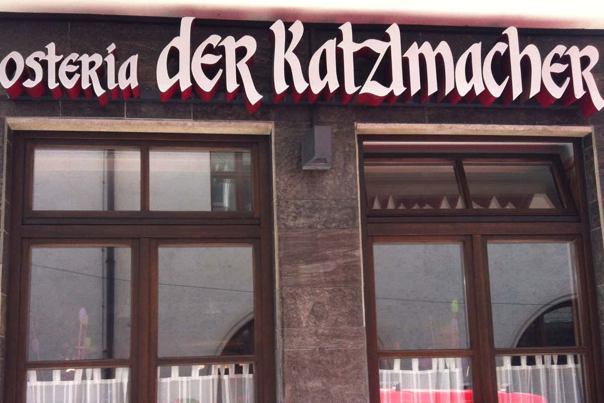 L’insegna esterna dell’Osteria Der Katzlmacher di Monaco di Baviera