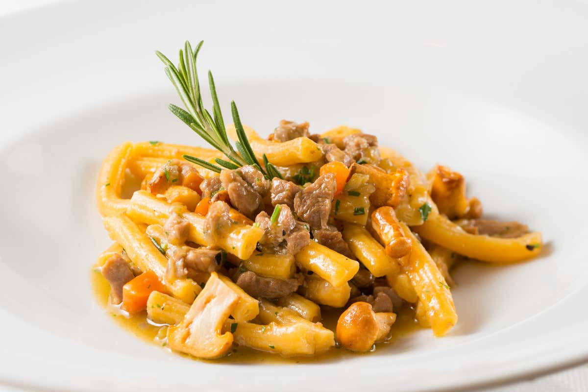 L’Osteria Der Katzlmacher propone cucina italiana tradizionale (in foto un piatto di pasta alla boscaiola)