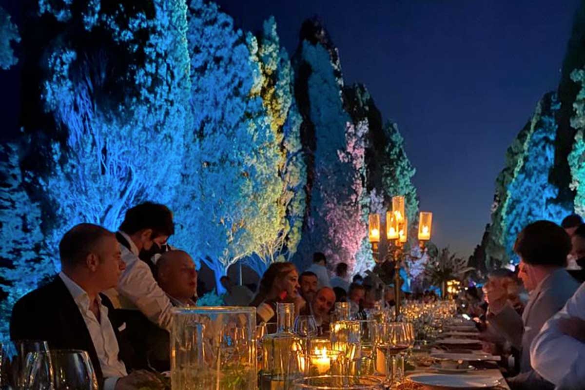 Un'immagine della suggestiva cena di sul Viale dei Cipressi Bolgheri DiVino, fra i protagonisti il risotto Regina Vittoria di Enrico Derflingher