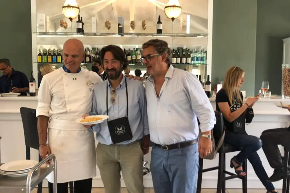 Al centro, fra Enrico Derflingher e Guido Folonari c'&egrave; il giornalista enogastronomico Aldo Fiordelli&nbsp; Bolgheri DiVino, fra i protagonisti il risotto Regina Vittoria di Enrico Derflingher