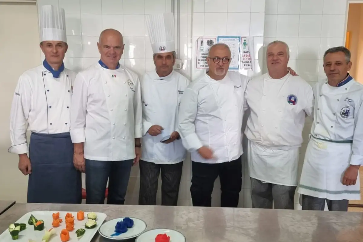 Derflingher con i docenti dell'alberghiero di Villa Santa Maria&nbsp; Villa Santa Maria ha celebrato i cuochi insieme ad Euro-Toques