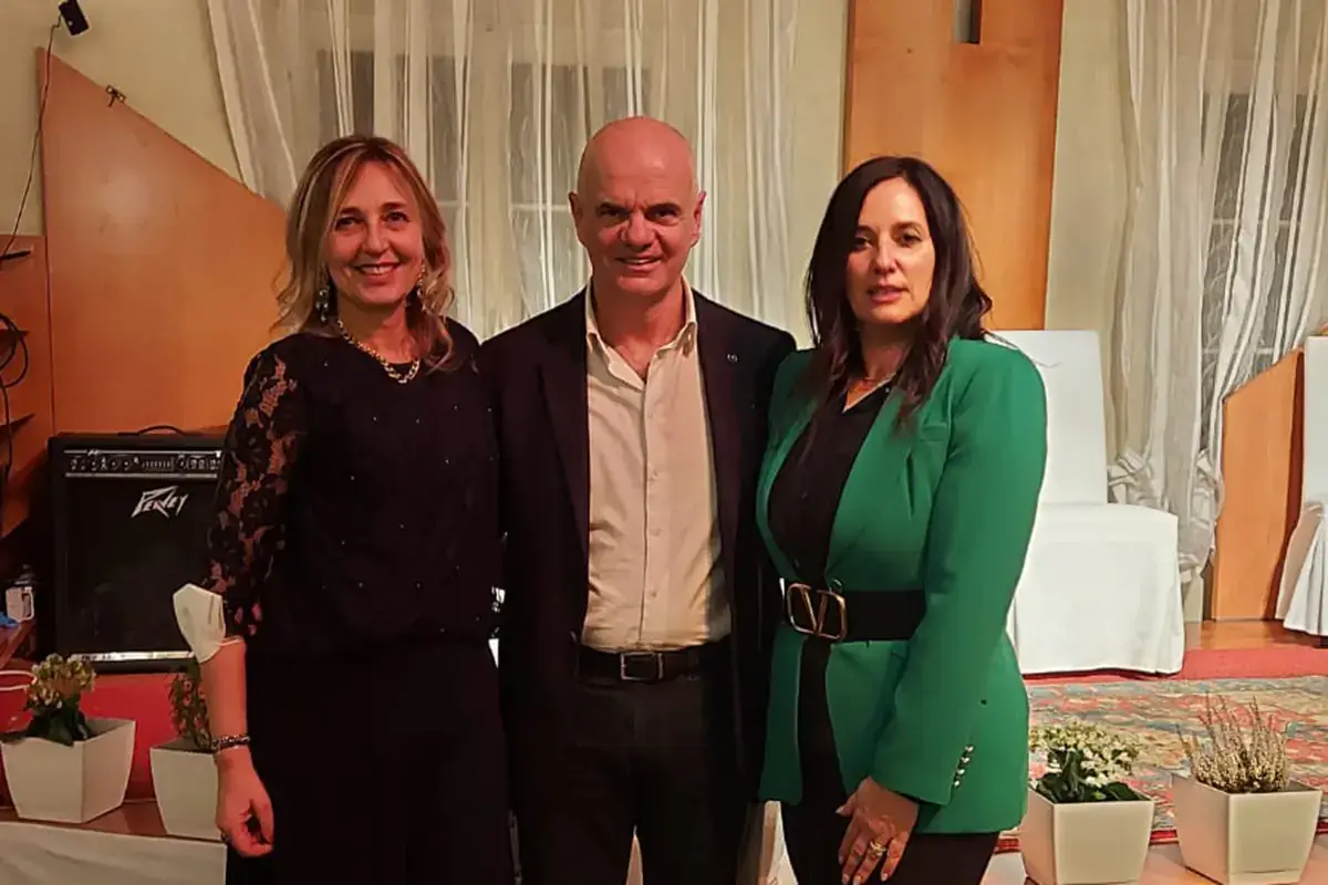 Enrico Derflingher fra  Barbara Cacciolari (a sinistra) e Mirella Battistoni (a destra) Acqualagna, ecco una scuola di formazione per gli chef del tartufo. Derflingher primo